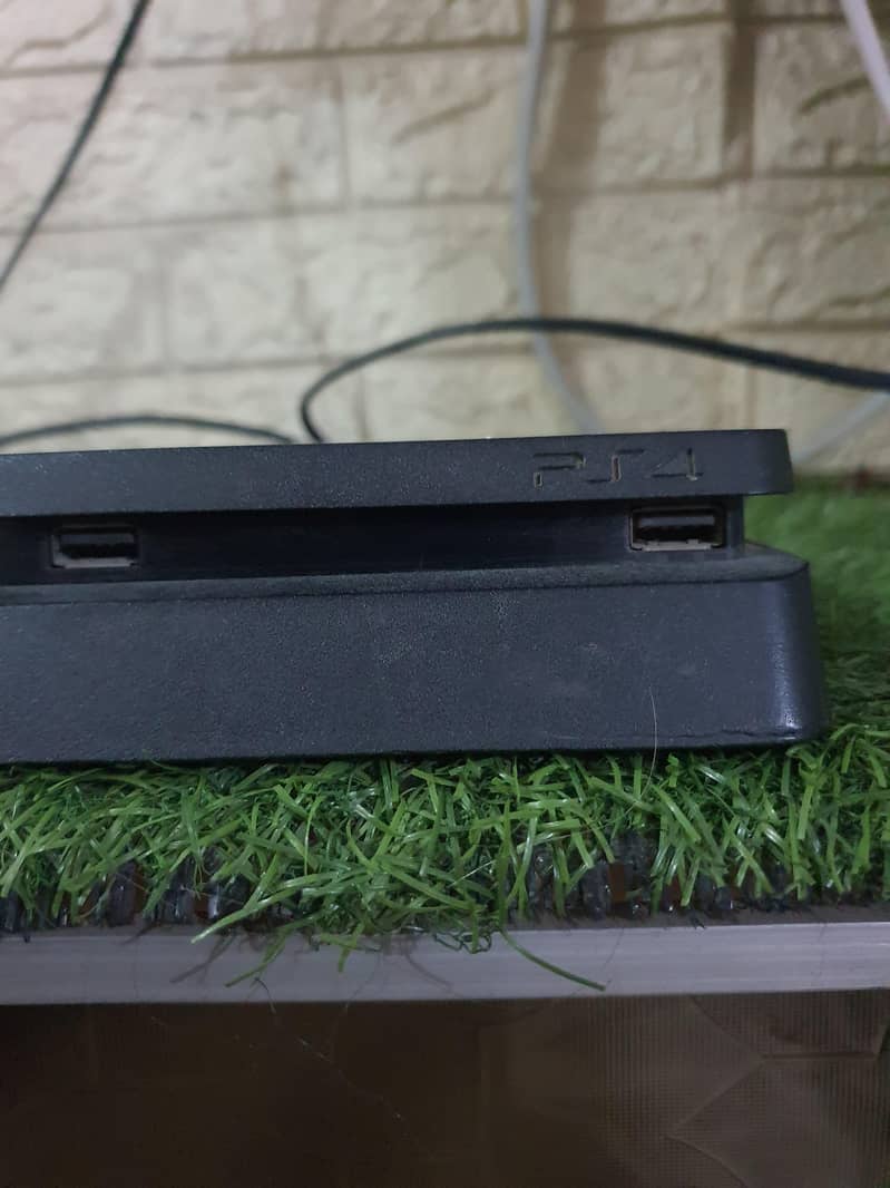 Ps4 slim with 2 controllers 2