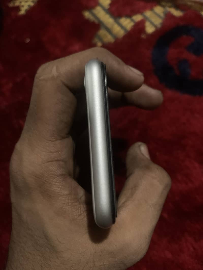 Apple iPhone SE 2nd generation 4
