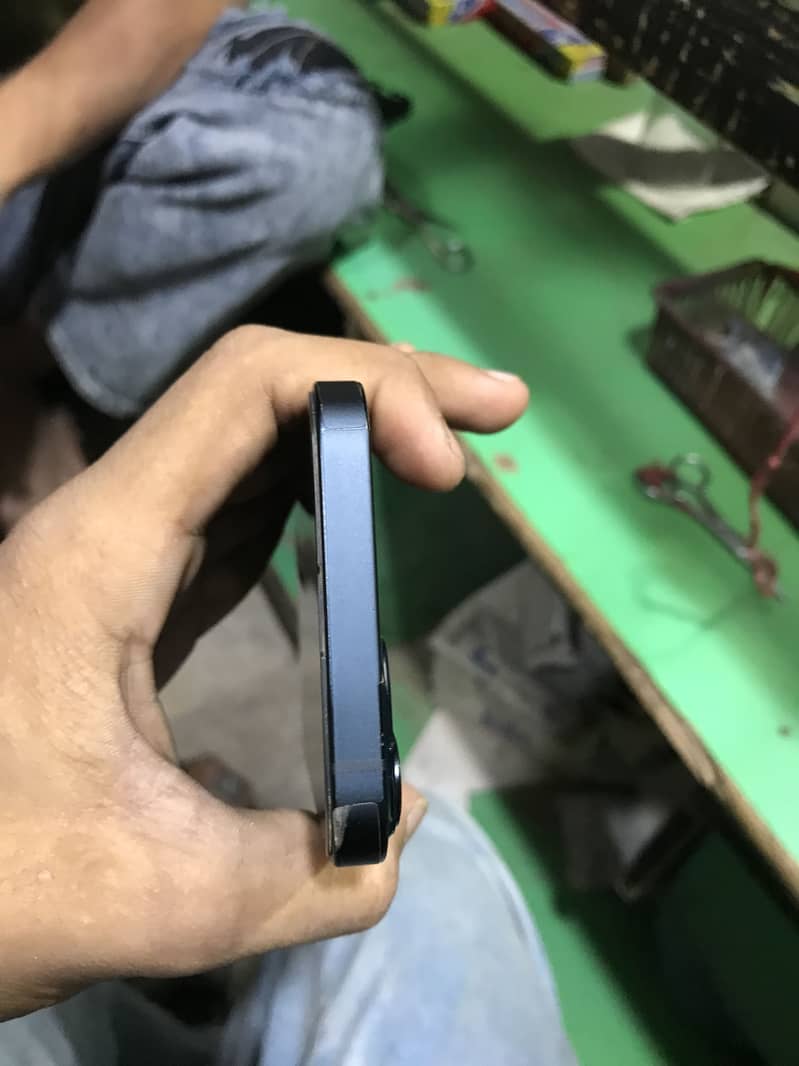 Apple iPhone 13 11