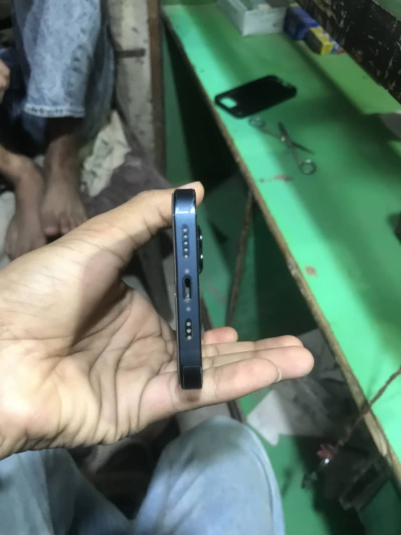 Apple iPhone 13 12