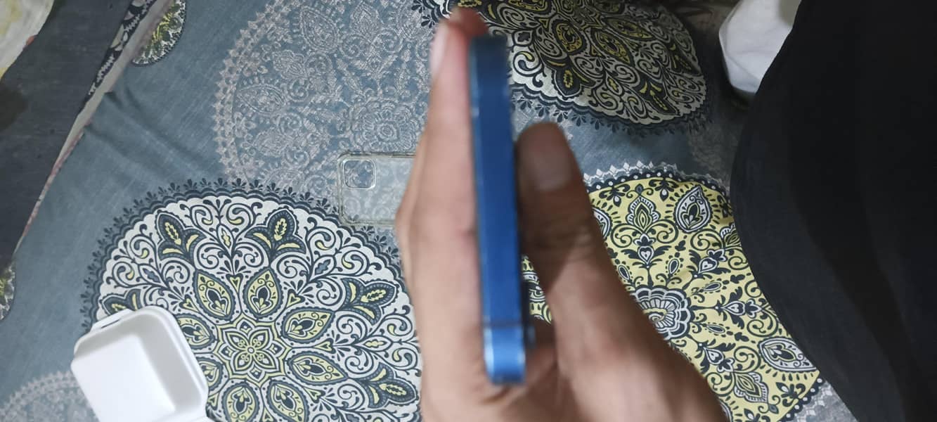 Apple iPhone 12 4