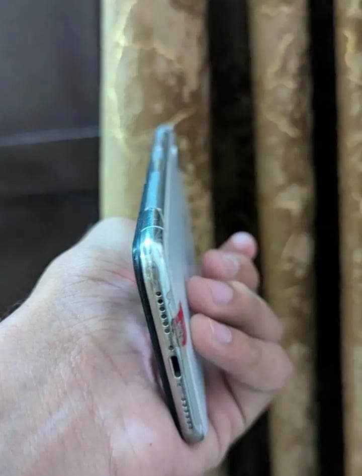 Apple iPhone X 4