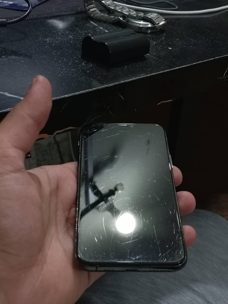 Apple iPhone 11 Pro 4