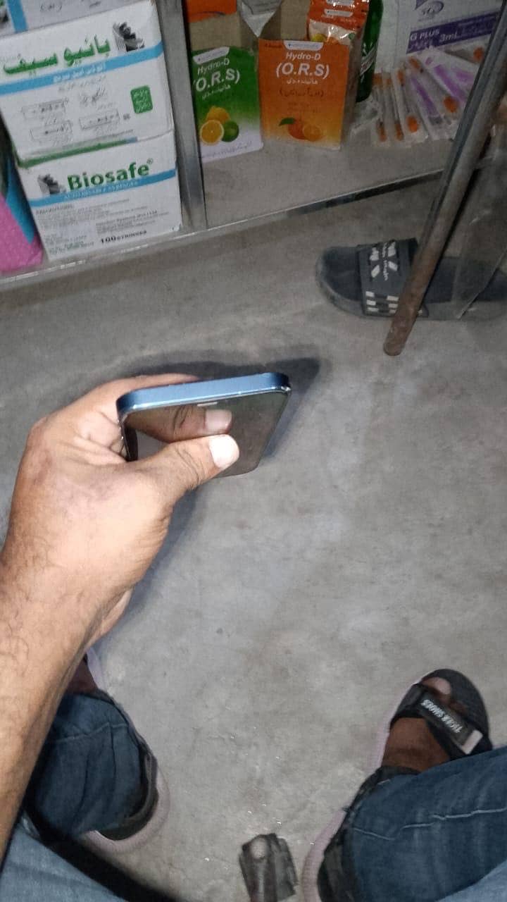 Apple iPhone 12 4