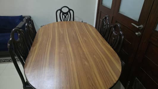 Antique dinning table in mint condition with 6 chairs