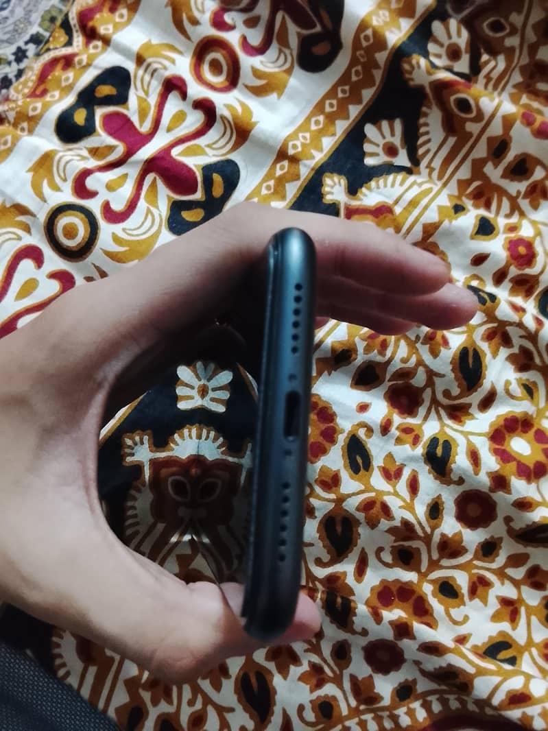 Apple iPhone 11 3