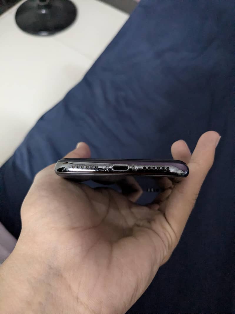 Apple iPhone X 4
