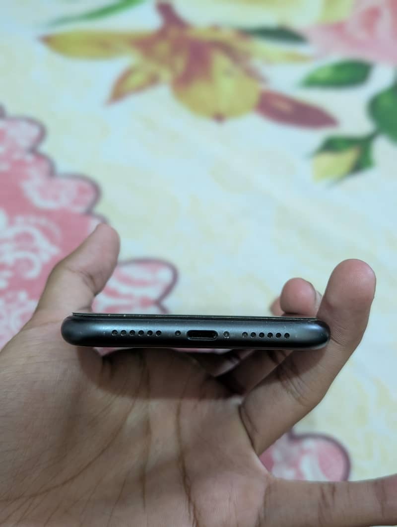 Apple iPhone 11 4