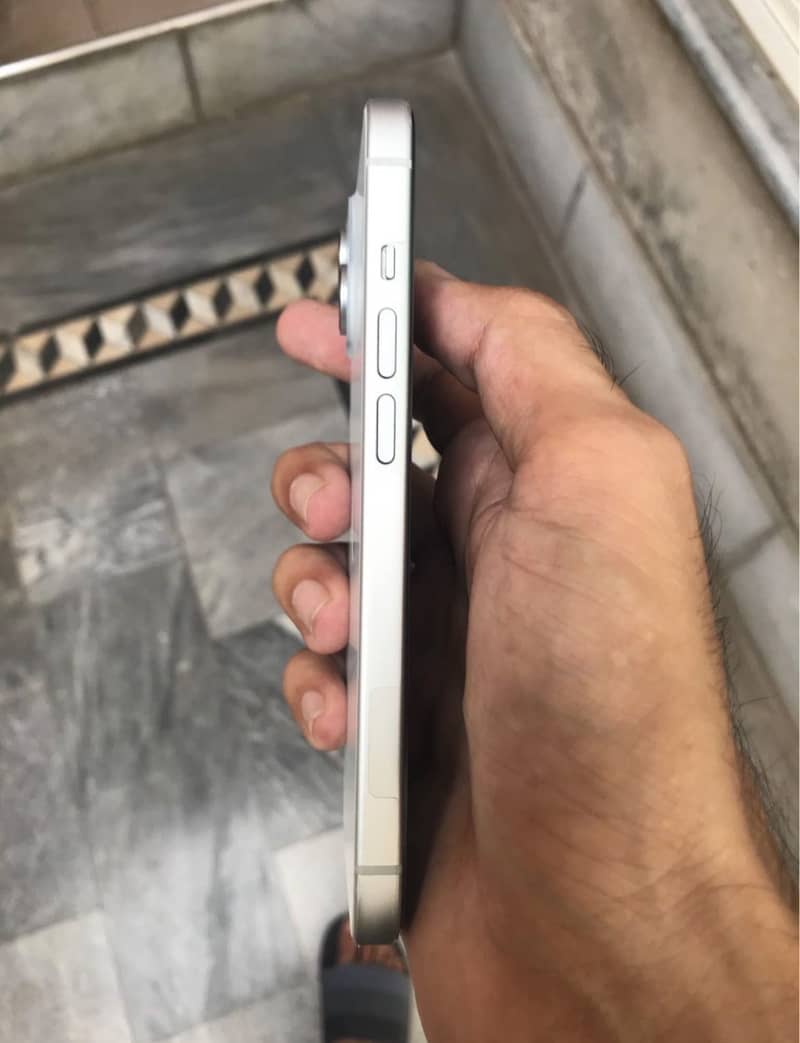 Apple iPhone 15 4