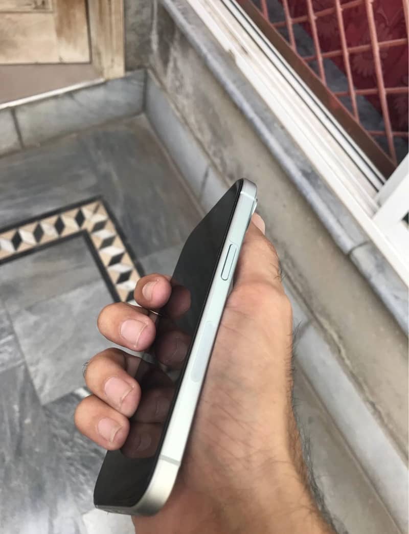 Apple iPhone 15 6