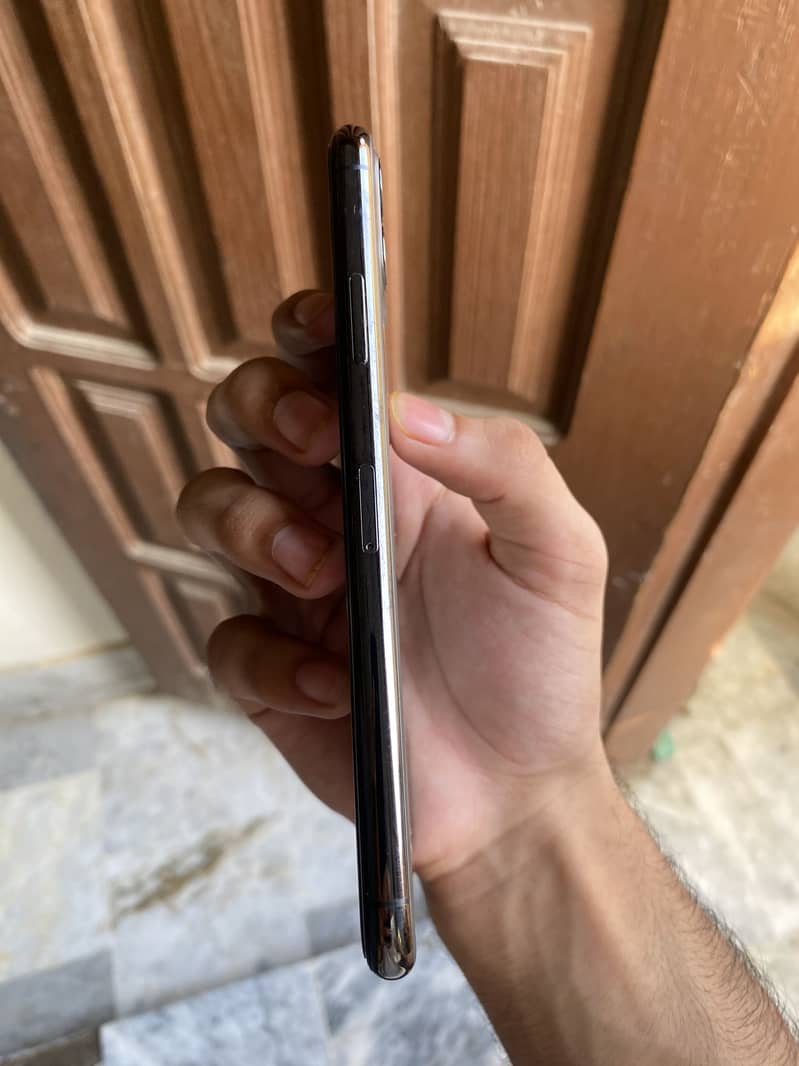 Apple iPhone 11 Pro Max 2