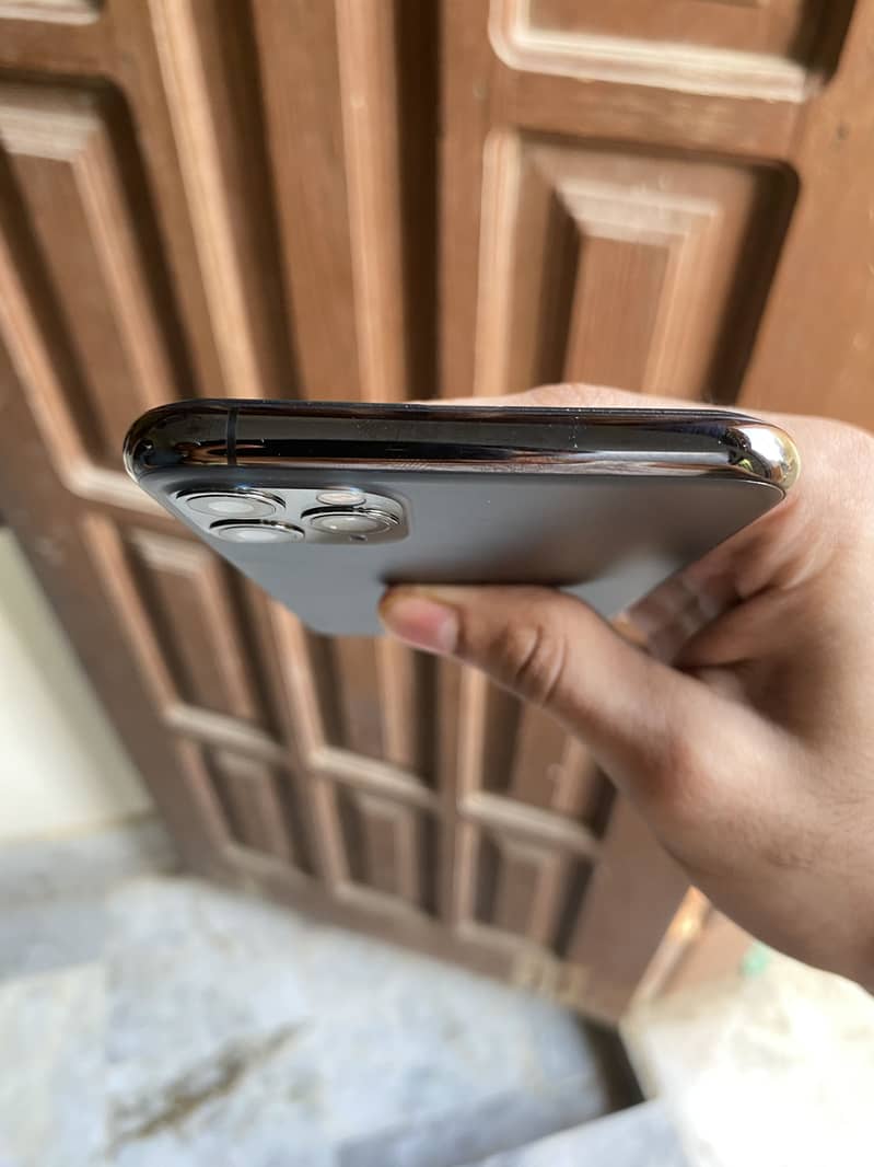 Apple iPhone 11 Pro Max 4