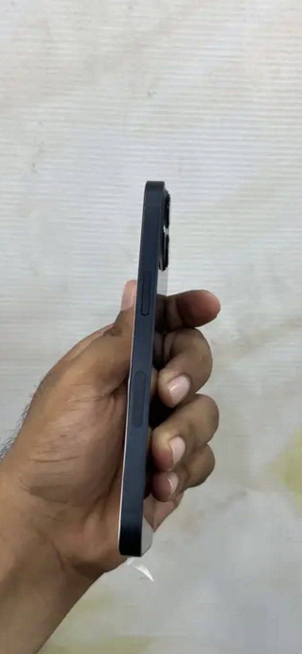Apple iPhone 13 8