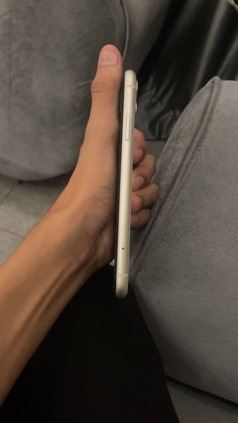 Apple iPhone 11 4