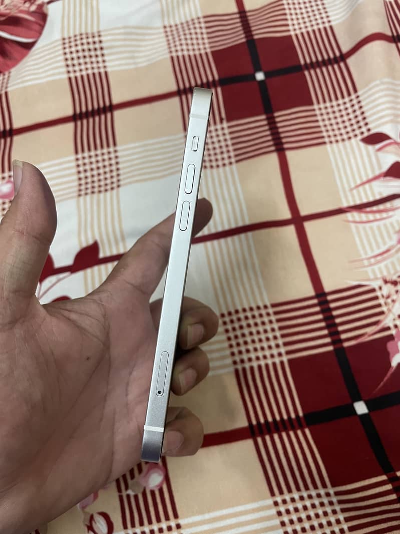 Apple iPhone 12 4