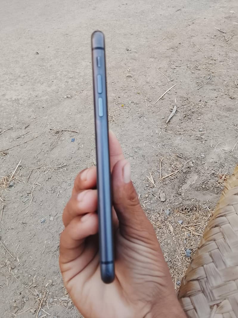 Apple iPhone 11 3