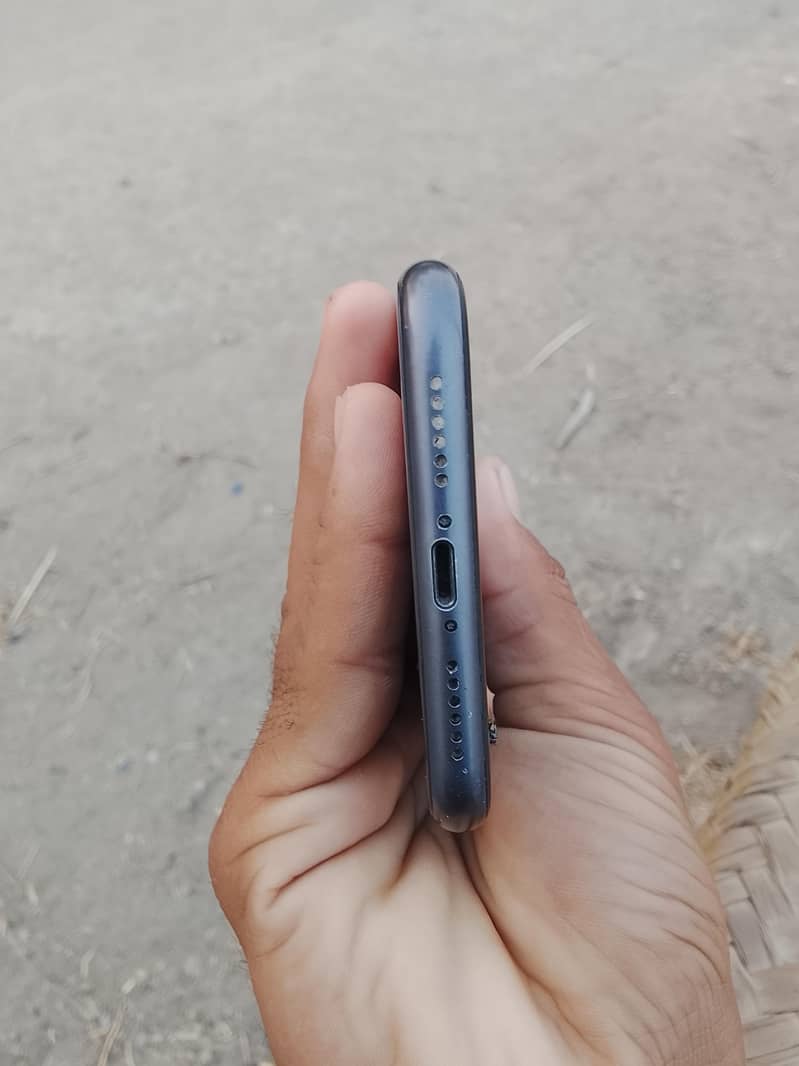 Apple iPhone 11 4