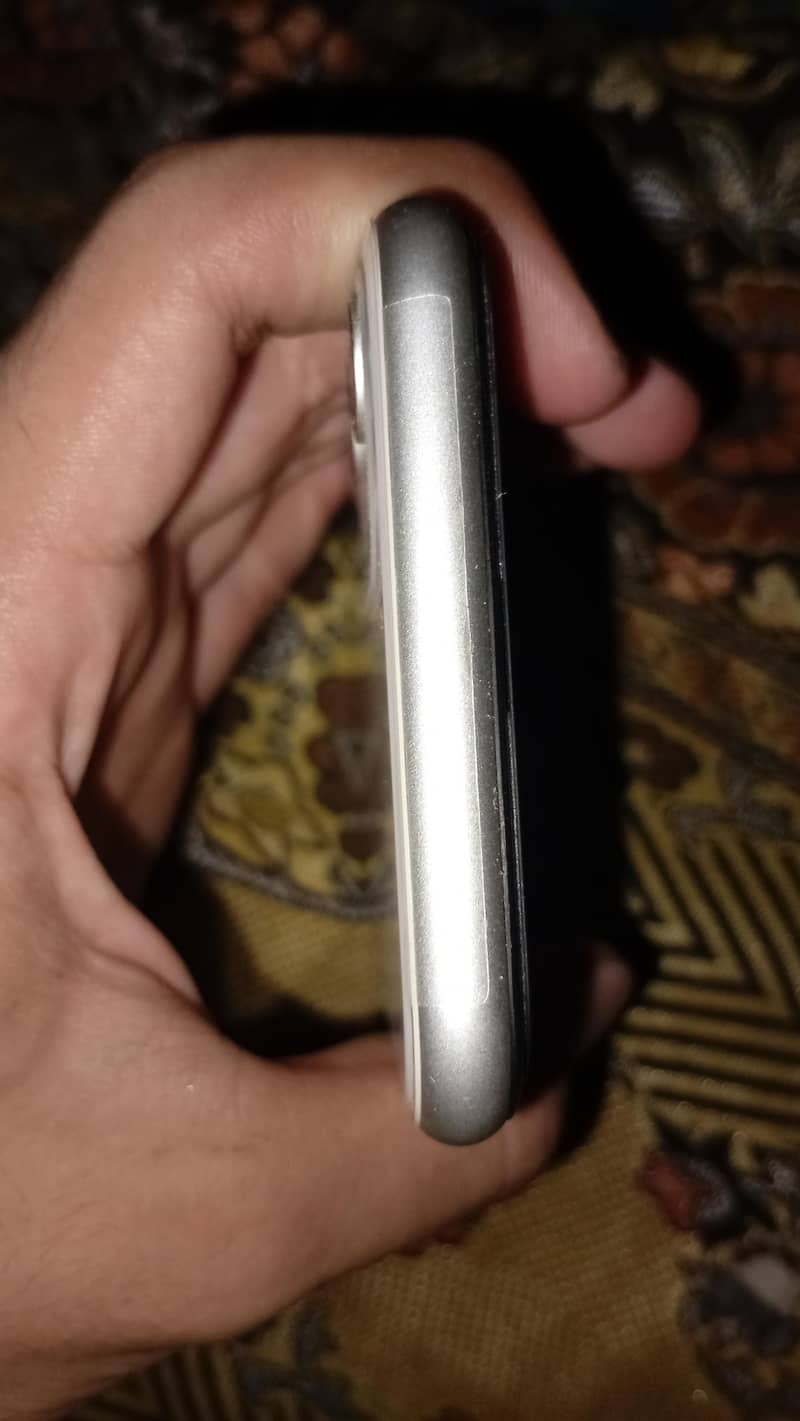 Apple iPhone 11 4