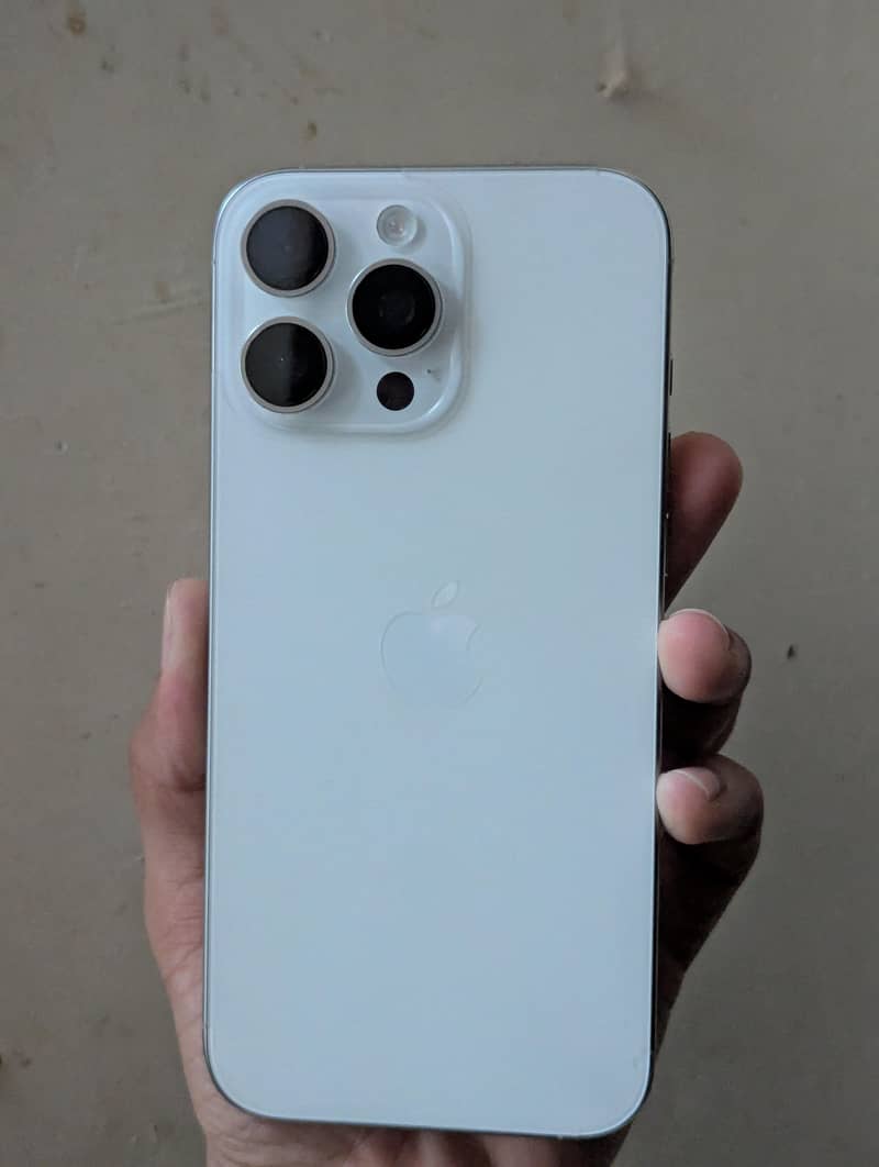 Apple iPhone 16 Pro Max 1