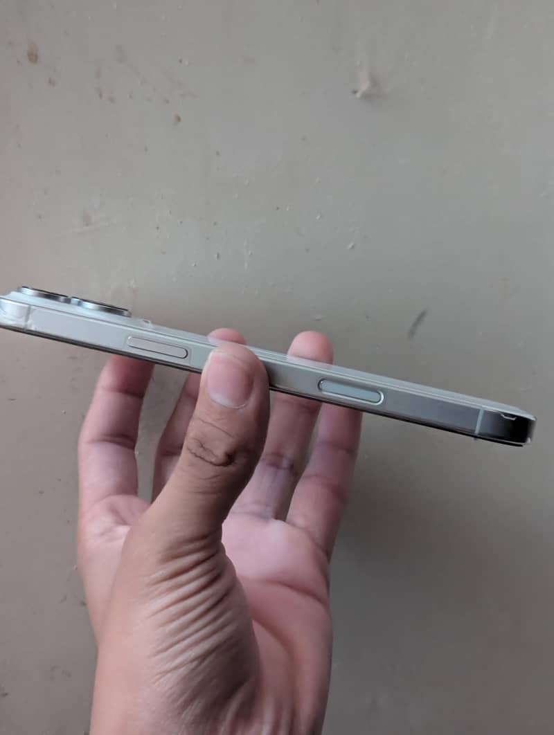 Apple iPhone 16 Pro Max 2