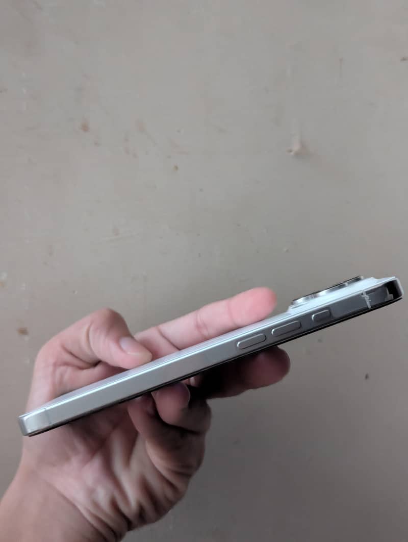 Apple iPhone 16 Pro Max 4