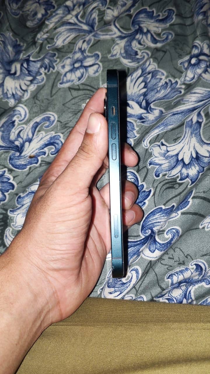 Apple iPhone 13 5