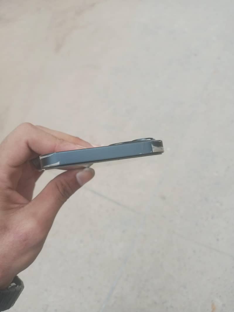 iPhone 13 4