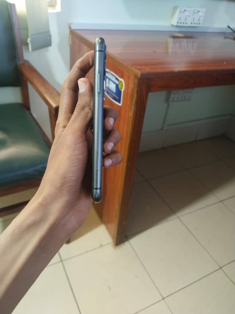 Apple iPhone 11 4