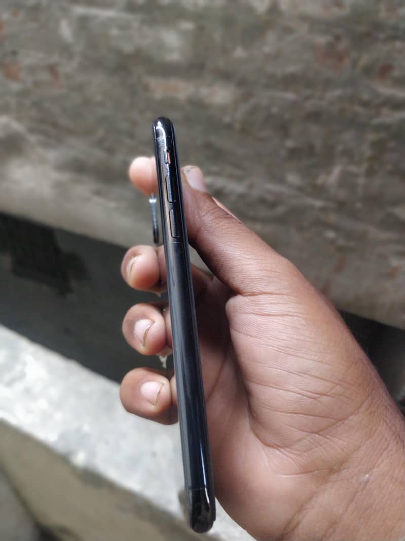 Apple iPhone XS 4