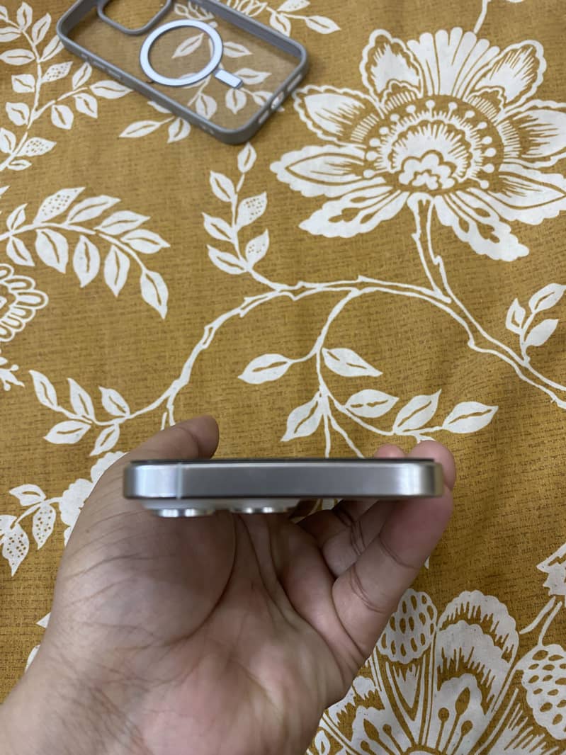 Apple iPhone 15 Pro Max 4
