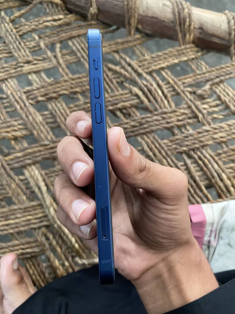 Apple iPhone 12 4