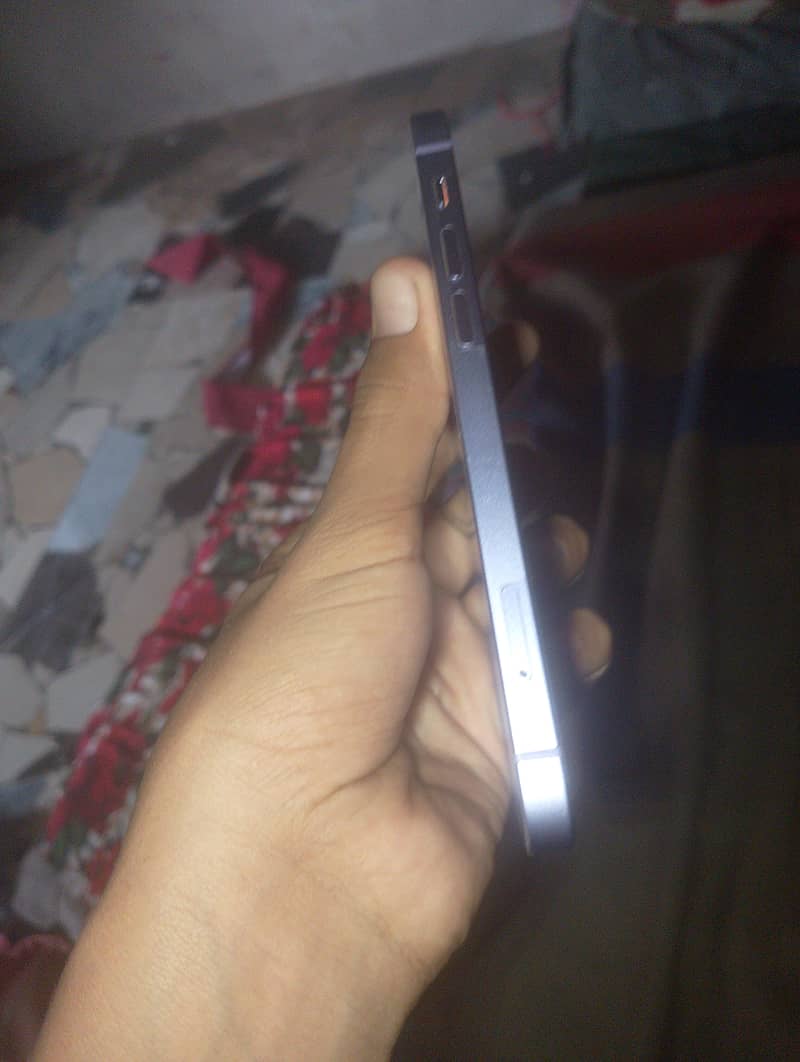 Apple iPhone 12 4