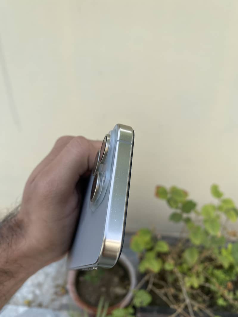 Apple iPhone 15 Pro 3