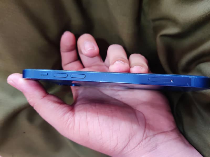 Apple iPhone 12 4