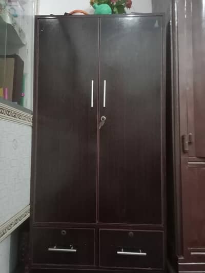 cupboard saaf condition hai pic main dekh skty hain