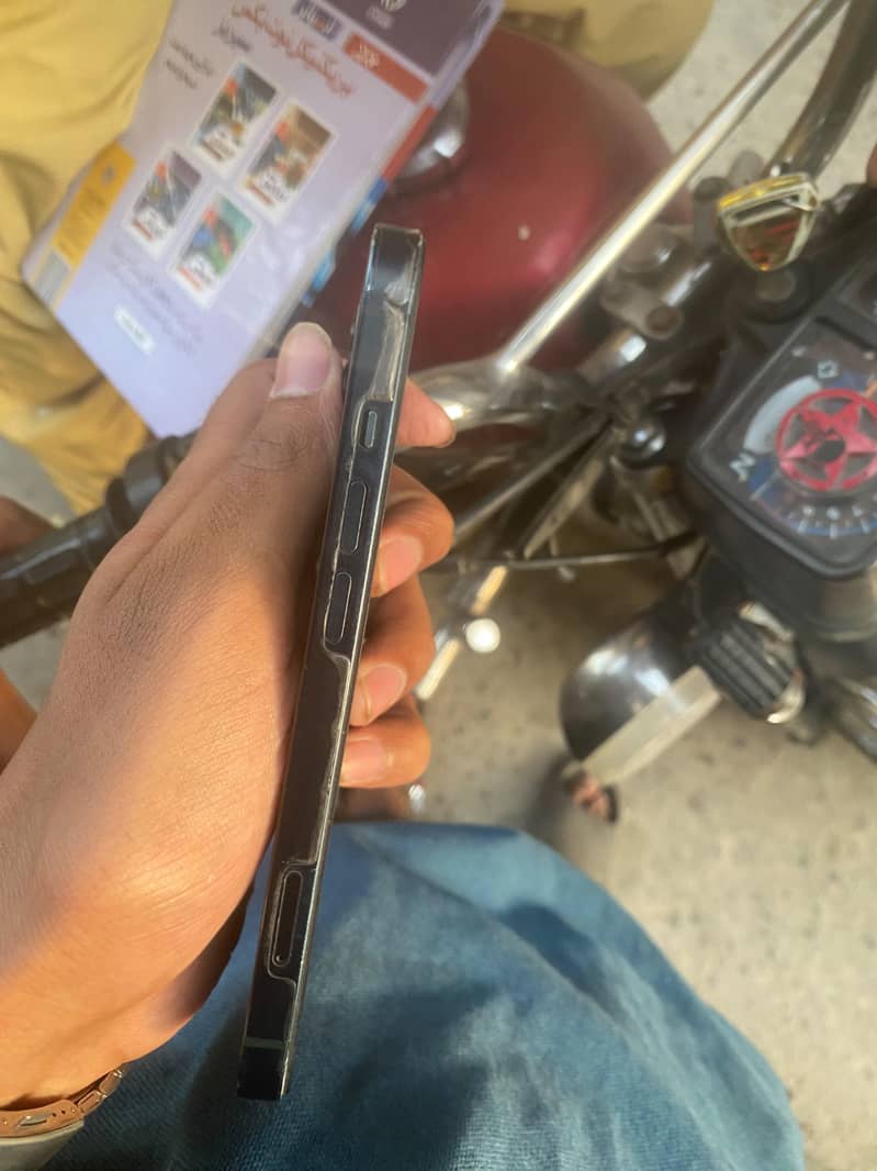 Apple iPhone 13 4