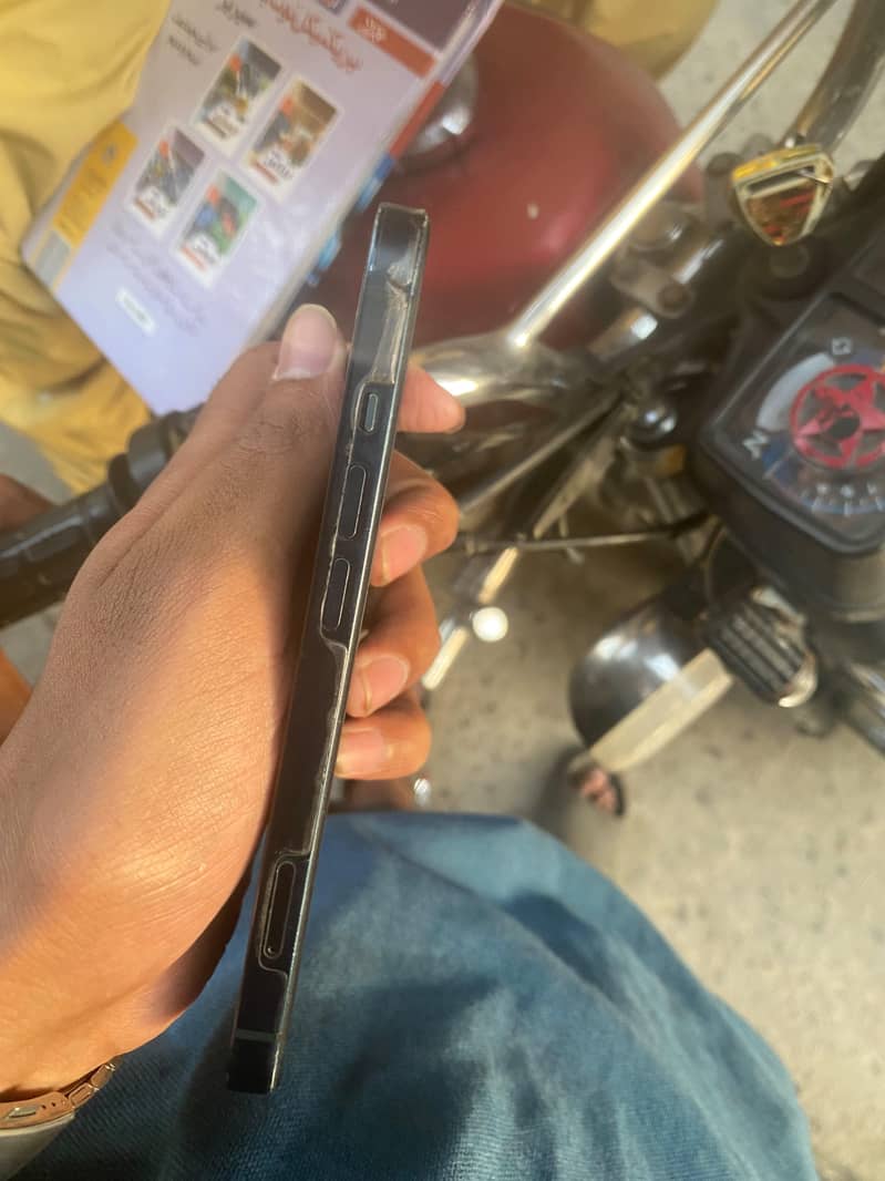 Apple iPhone 13 5