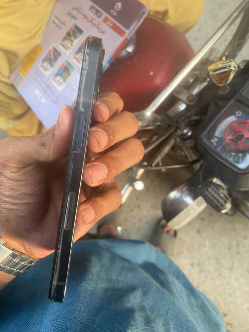 Apple iPhone 13 6