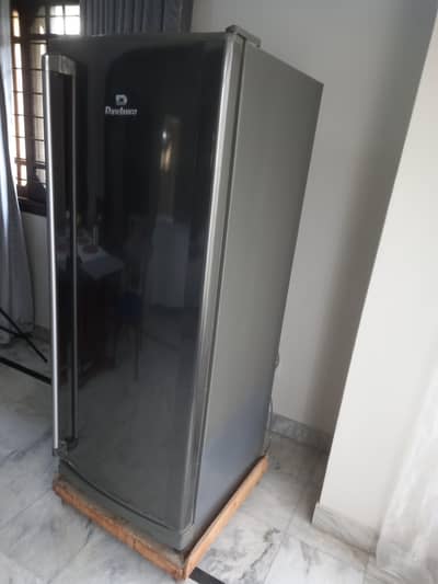 Dawlance vertical deep freezer