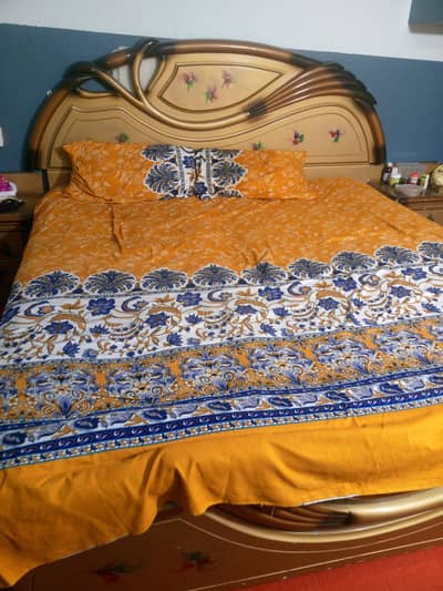 dubble bed with out mettress . dressing seal