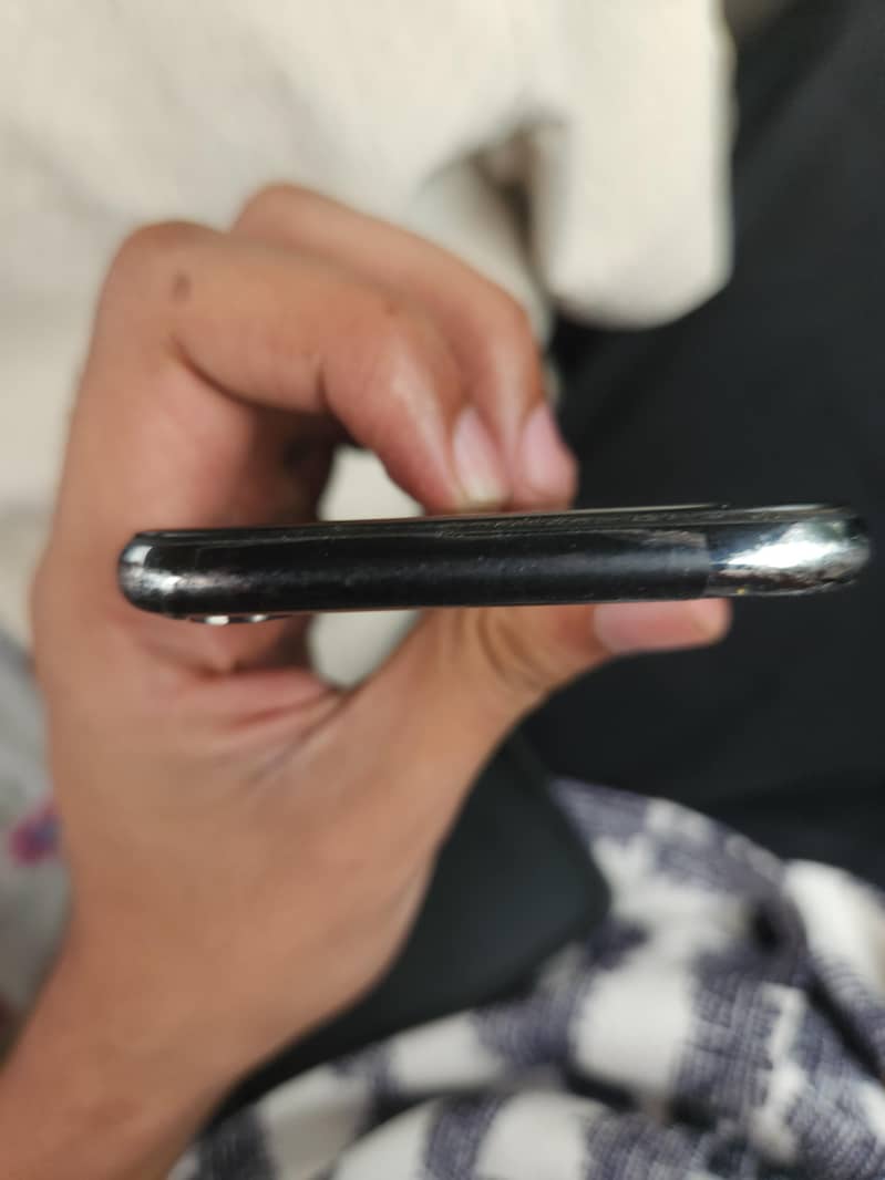 Apple iPhone X 4