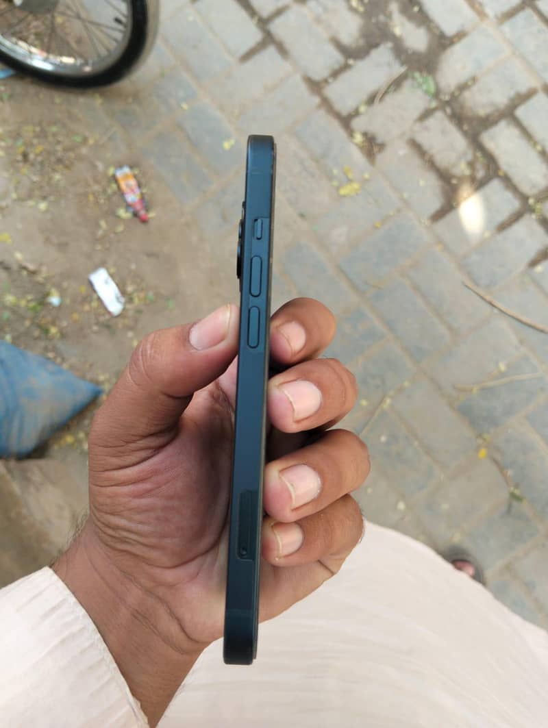 Apple iPhone 13 2