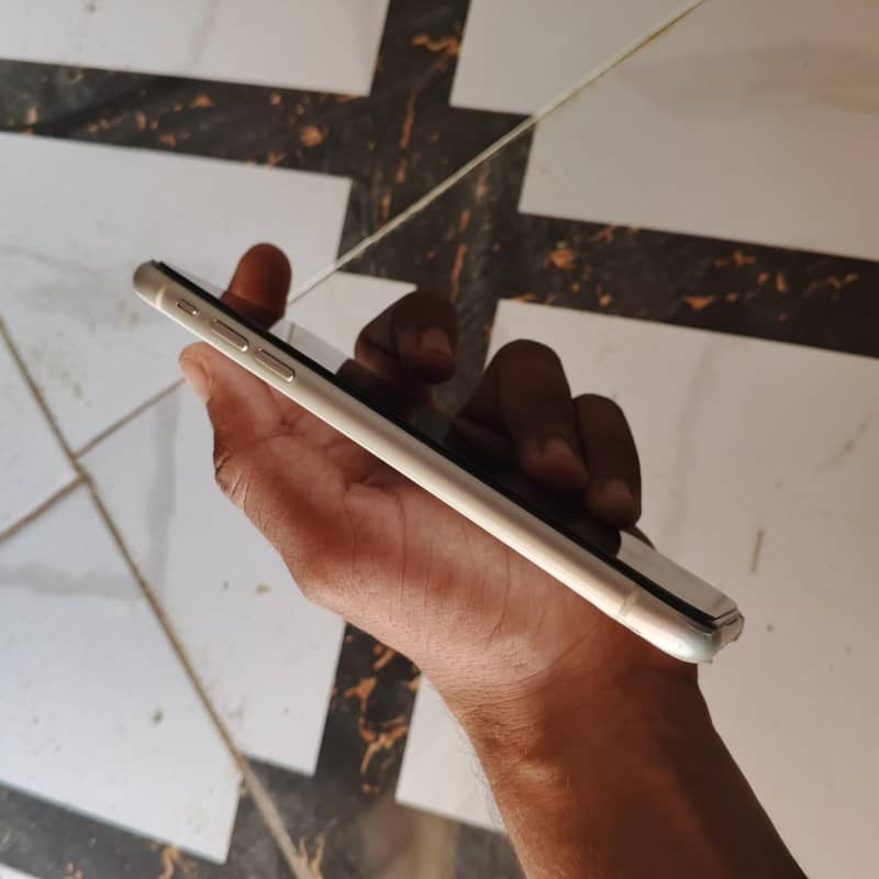 Apple iPhone 11 3