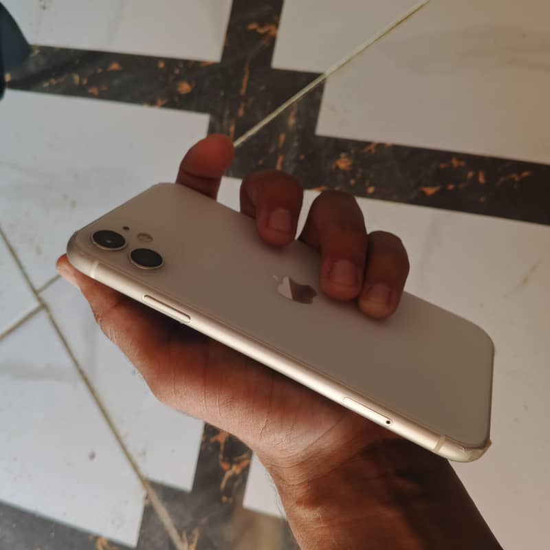 Apple iPhone 11 4