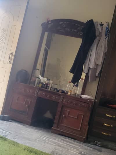 dresser   hy pure lakri ka hy bahot mazboot hy