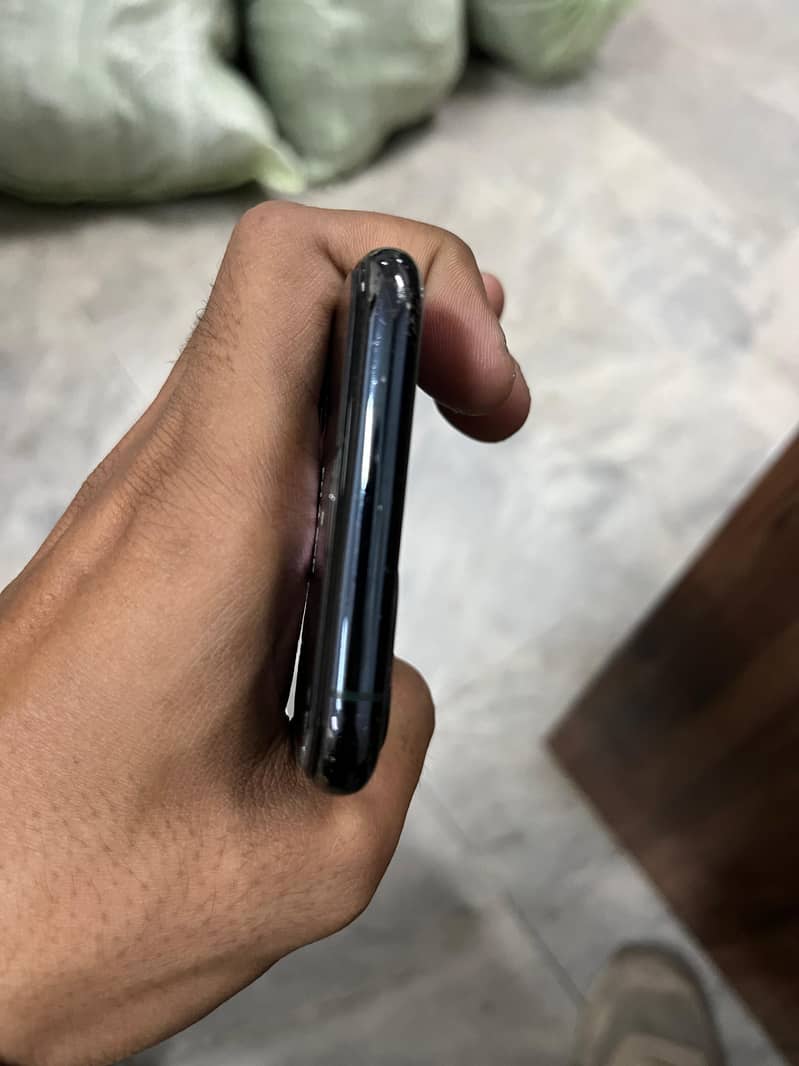 Apple iPhone 11 Pro 4