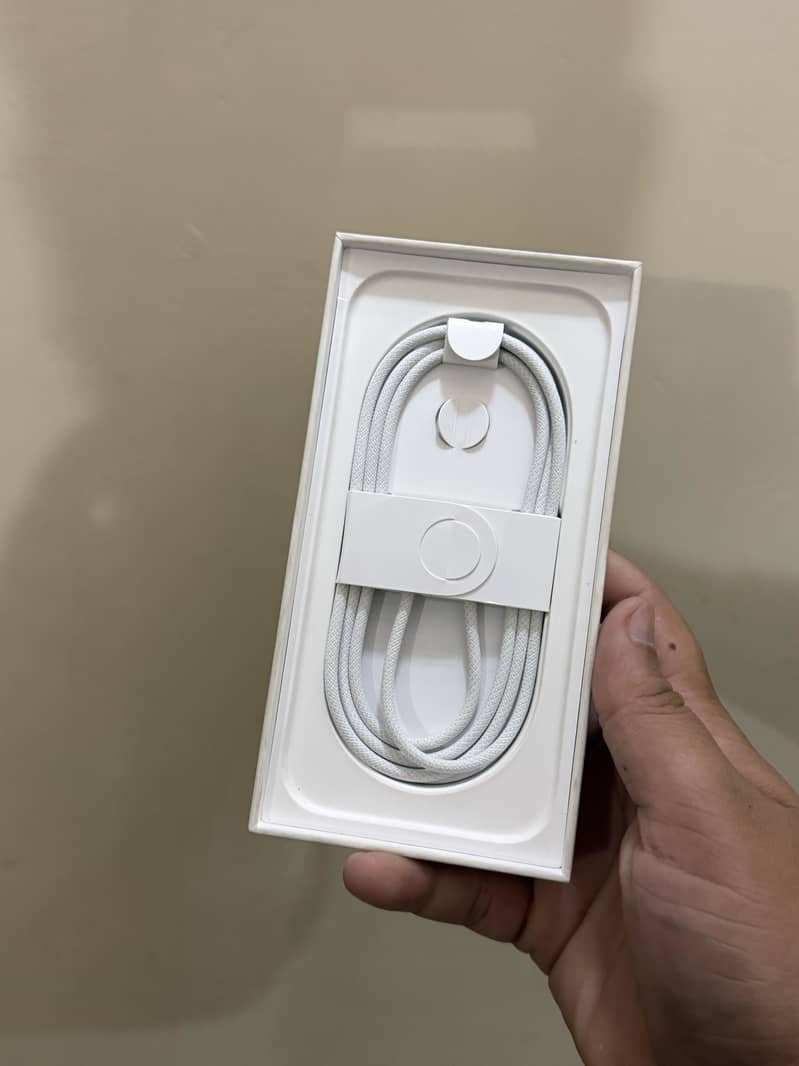 Apple iPhone 16 6