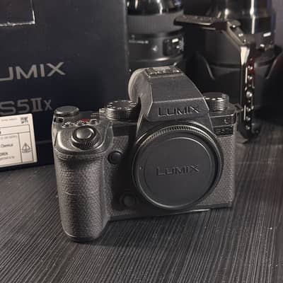 Panasonic Lumix S5 iix (body only )