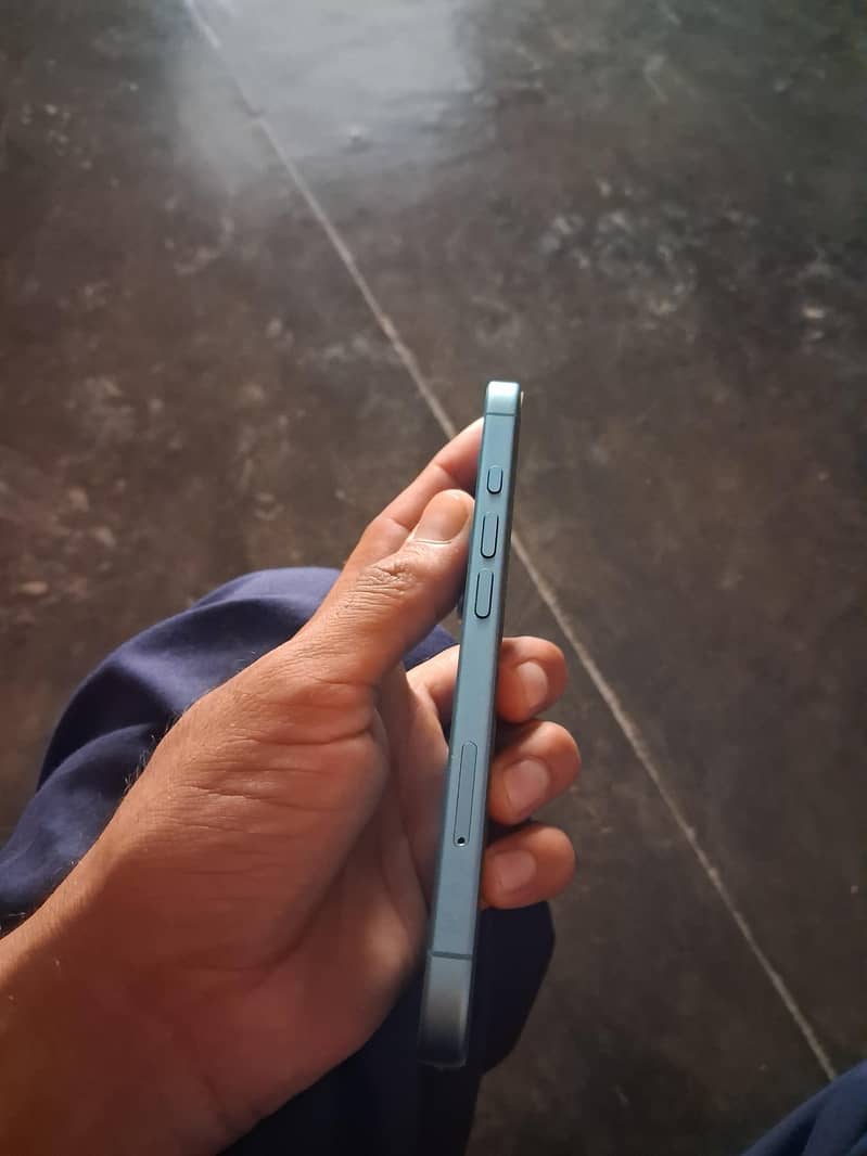 Apple iPhone 16 2