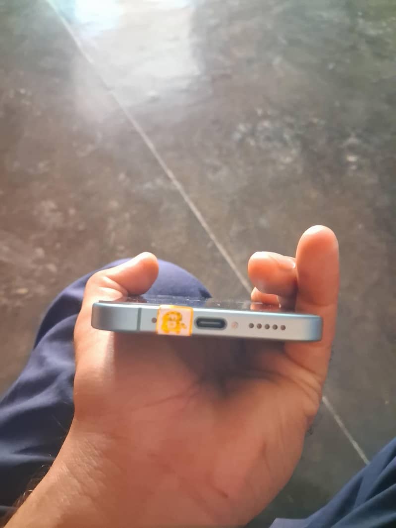Apple iPhone 16 4